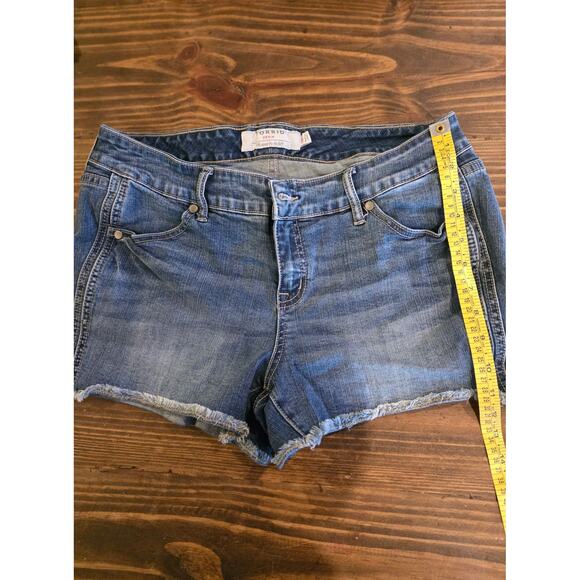 Torrid Denim Shorts Womens Size 10 Frayed Hem Cutoff Stretch Mid Rise - Picture 4 of 5